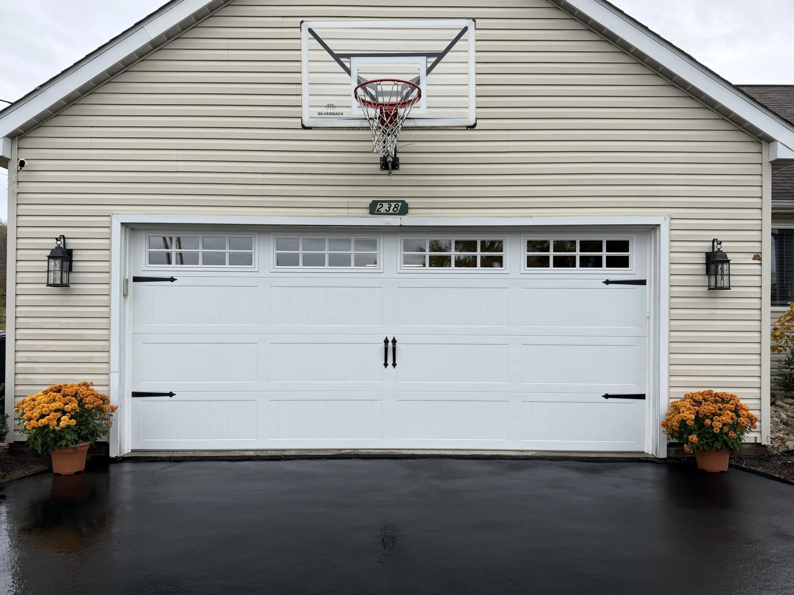 Basic Garage Door with Basketball hoop on the top